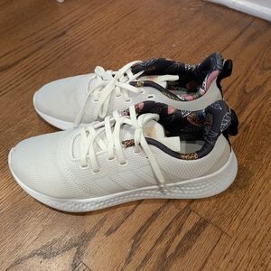 Adidas Women's Cream Sneakers with Patterned Lining